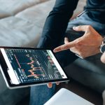 거래량과 가격이 함께 표시된 주식 차트 이미지