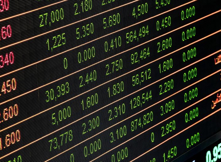 주식 차트에서 급격한 상승 흐름을 보여주는 그래프 이미지